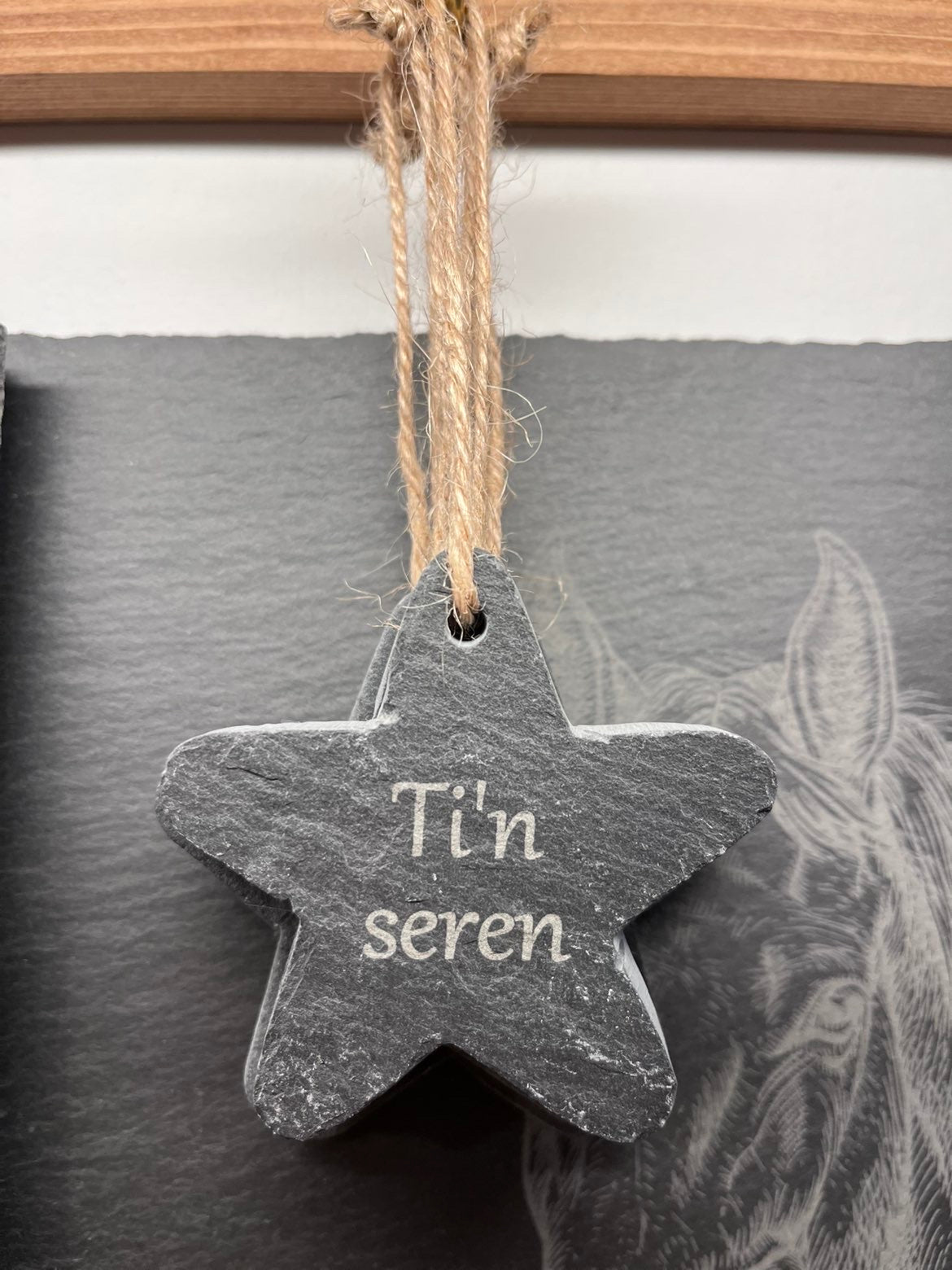 ‘Ti’n seren’ hanging star